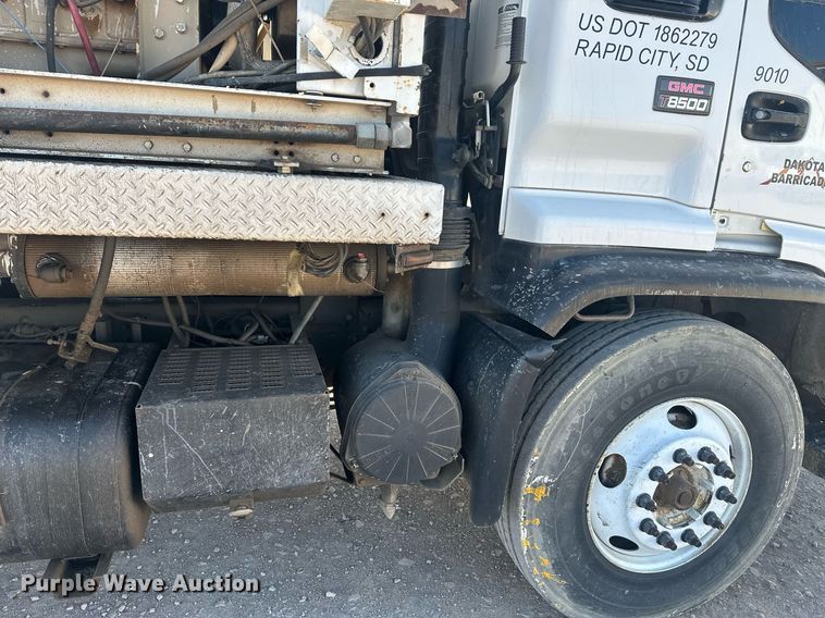 image for item DT7176 2001 GMC T8500 paint striper truck