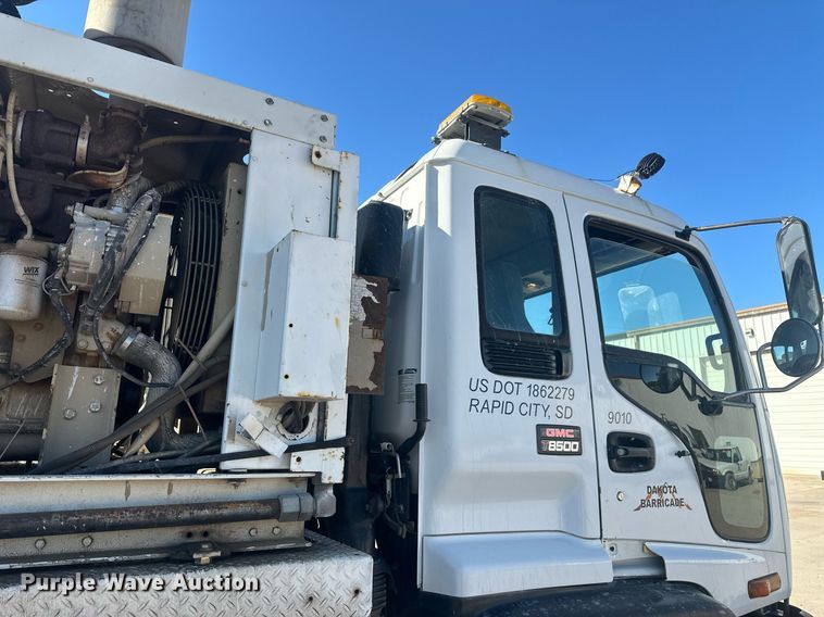 image for item DT7176 2001 GMC T8500 paint striper truck