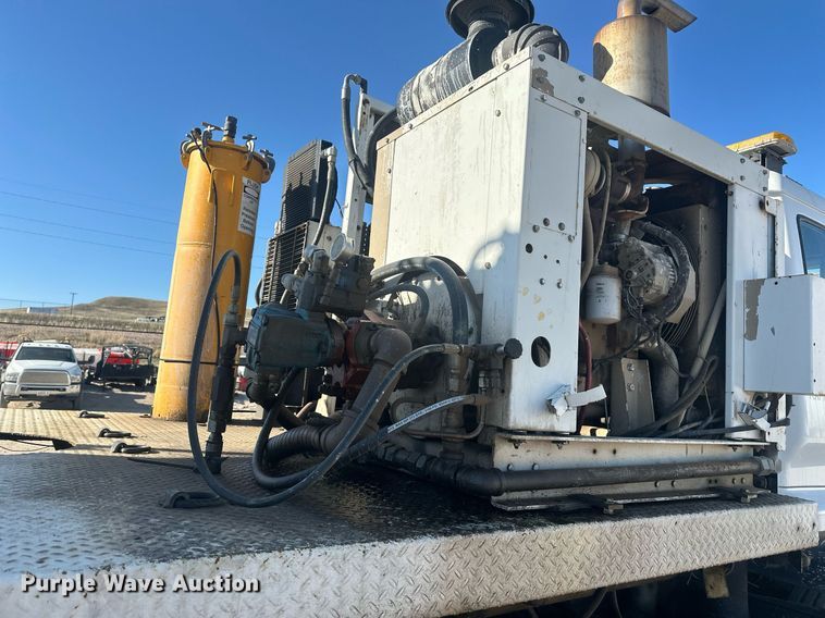 image for item DT7176 2001 GMC T8500 paint striper truck