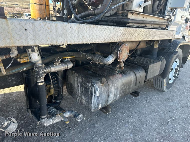 image for item DT7176 2001 GMC T8500 paint striper truck