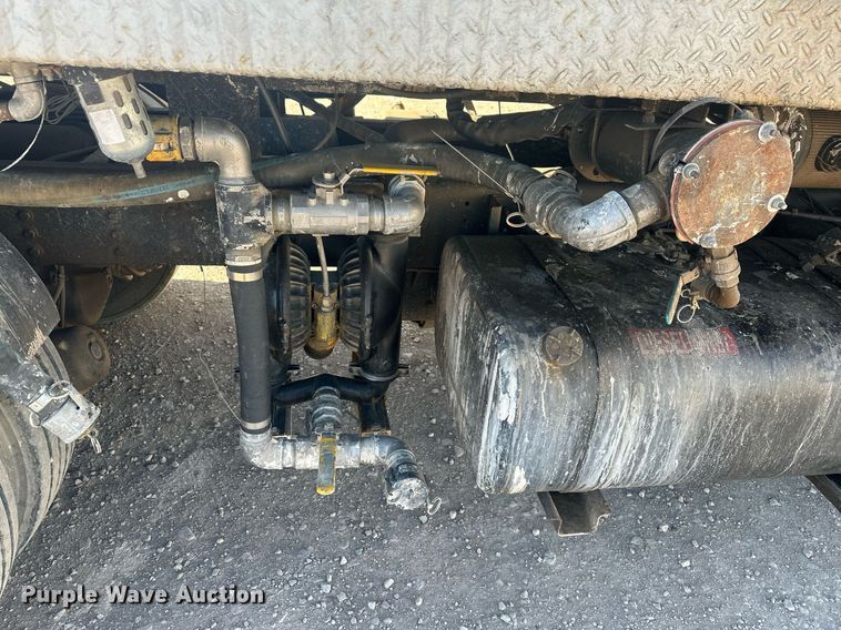 image for item DT7176 2001 GMC T8500 paint striper truck