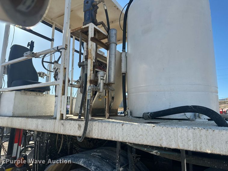 image for item DT7176 2001 GMC T8500 paint striper truck