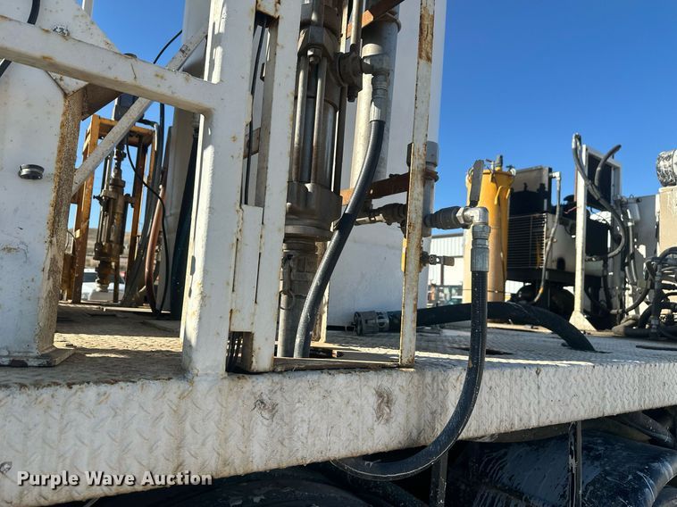 image for item DT7176 2001 GMC T8500 paint striper truck