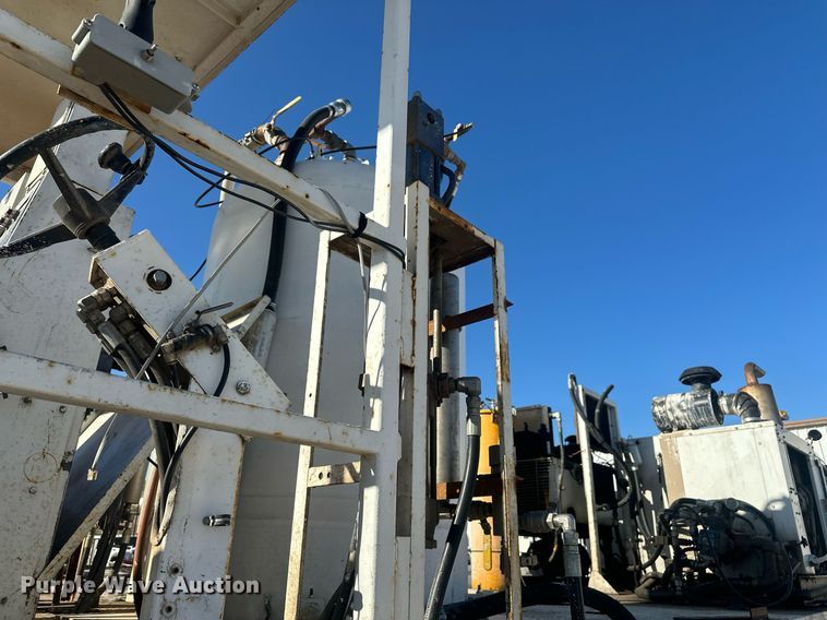 image for item DT7176 2001 GMC T8500 paint striper truck