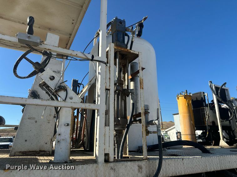 image for item DT7176 2001 GMC T8500 paint striper truck