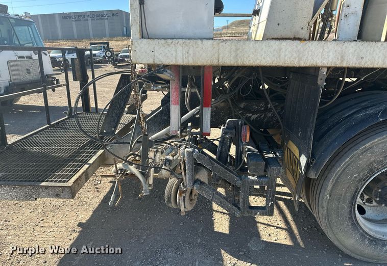 image for item DT7176 2001 GMC T8500 paint striper truck