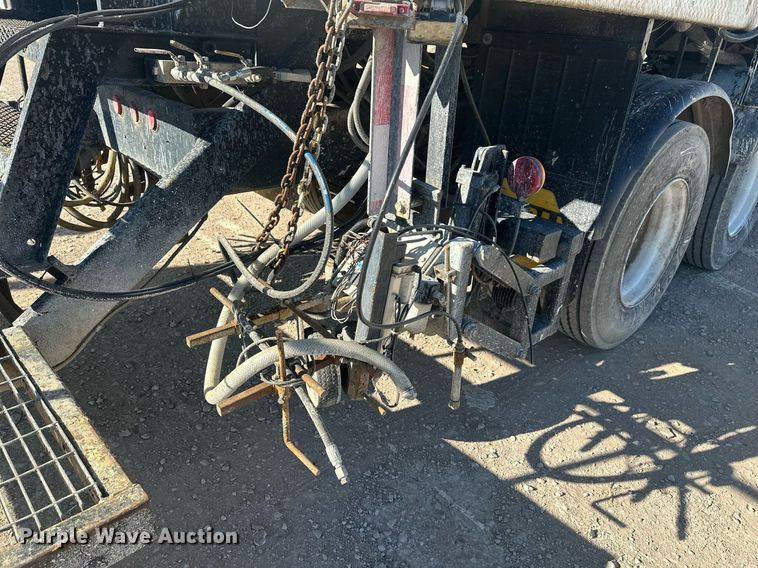 image for item DT7176 2001 GMC T8500 paint striper truck