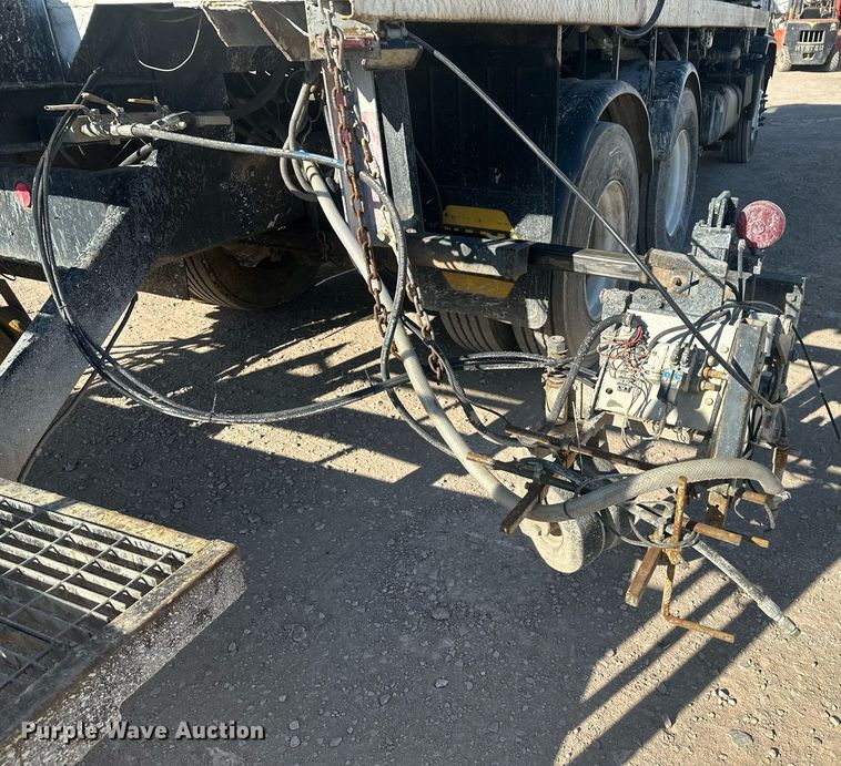 image for item DT7176 2001 GMC T8500 paint striper truck