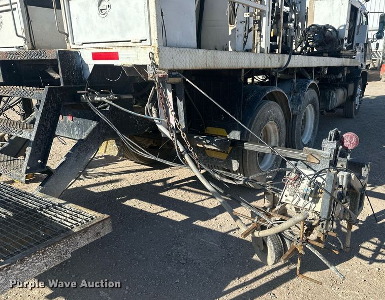 image for item DT7176 2001 GMC T8500 paint striper truck