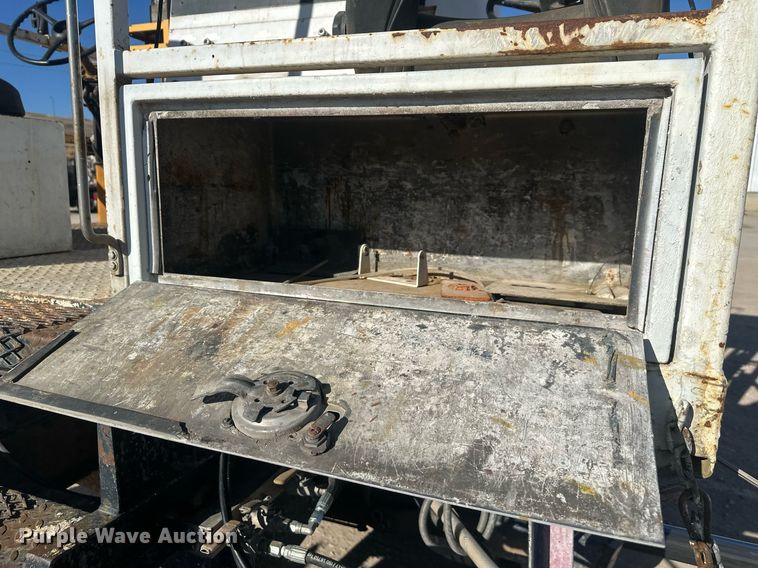 image for item DT7176 2001 GMC T8500 paint striper truck