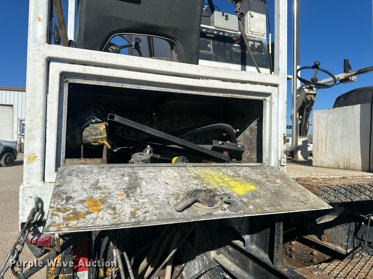 image for item DT7176 2001 GMC T8500 paint striper truck