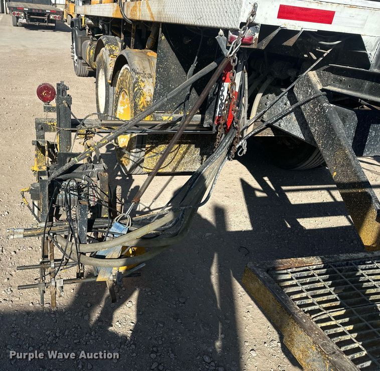 image for item DT7176 2001 GMC T8500 paint striper truck