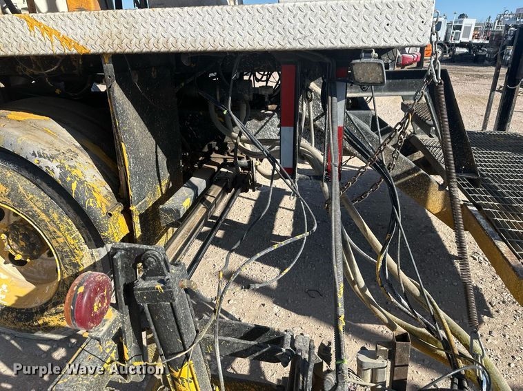 image for item DT7176 2001 GMC T8500 paint striper truck