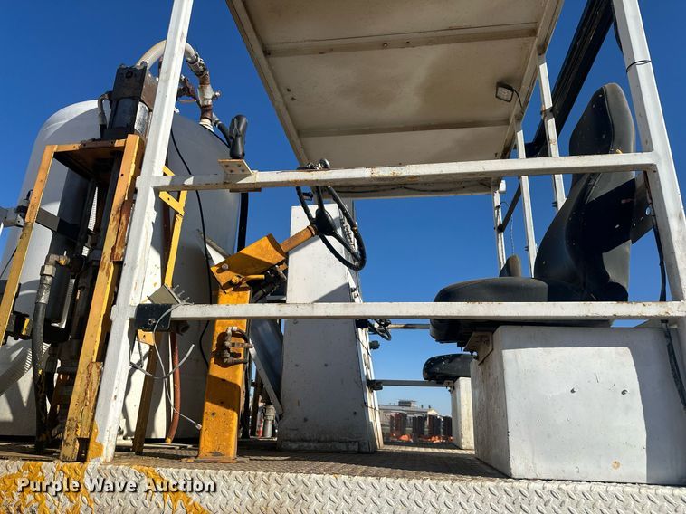 image for item DT7176 2001 GMC T8500 paint striper truck