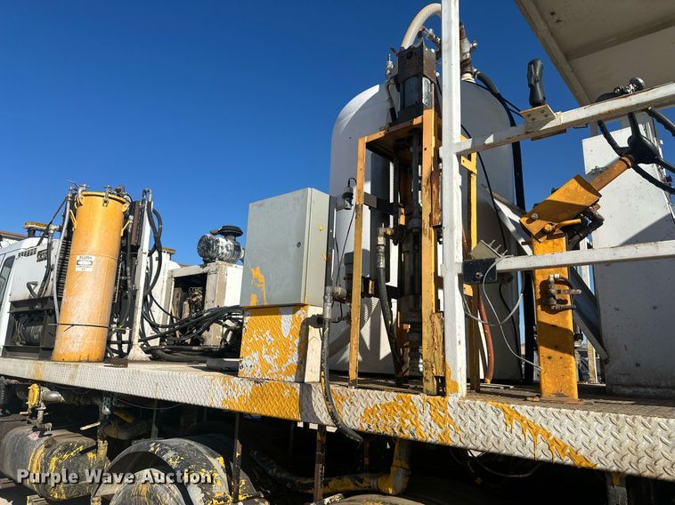 image for item DT7176 2001 GMC T8500 paint striper truck