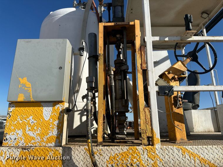 image for item DT7176 2001 GMC T8500 paint striper truck