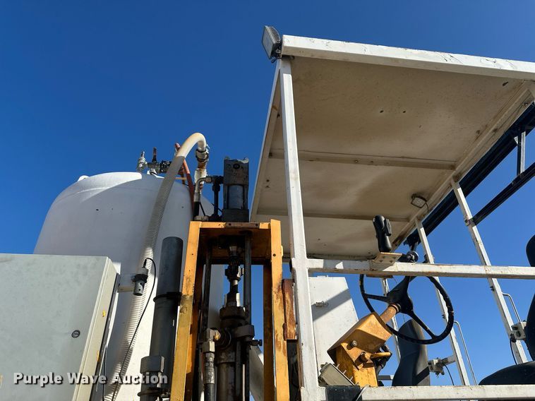 image for item DT7176 2001 GMC T8500 paint striper truck