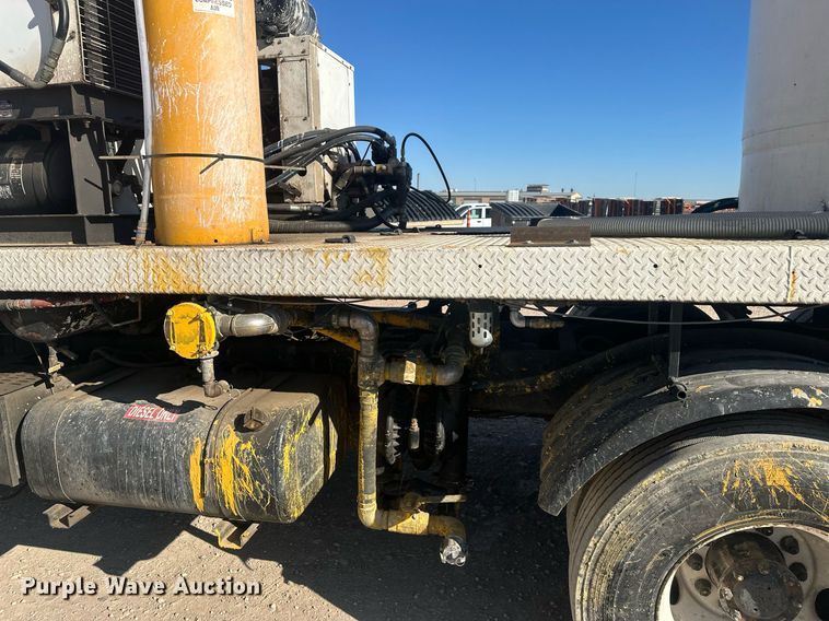 image for item DT7176 2001 GMC T8500 paint striper truck