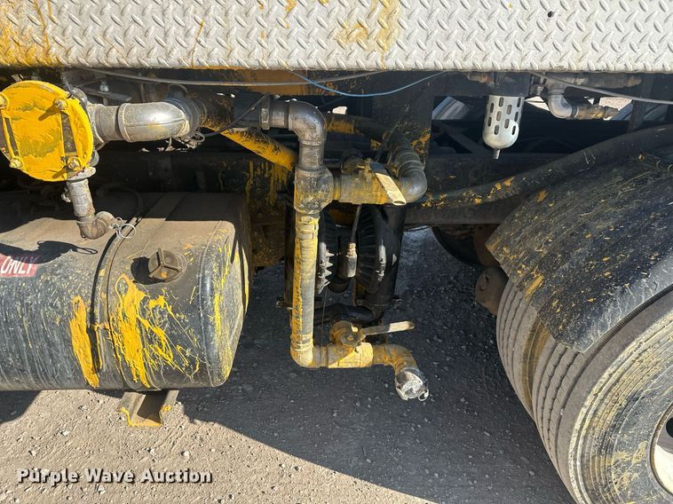 image for item DT7176 2001 GMC T8500 paint striper truck