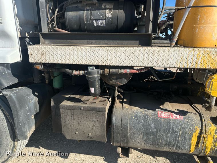 image for item DT7176 2001 GMC T8500 paint striper truck