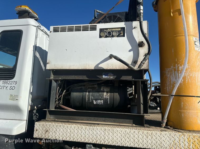 image for item DT7176 2001 GMC T8500 paint striper truck