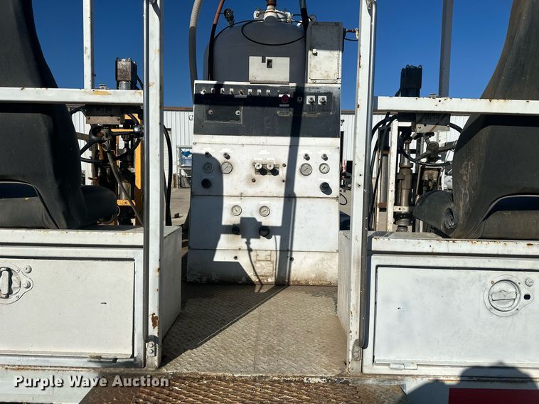 image for item DT7176 2001 GMC T8500 paint striper truck