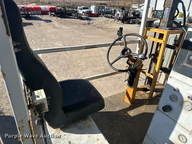 image for item DT7176 2001 GMC T8500 paint striper truck