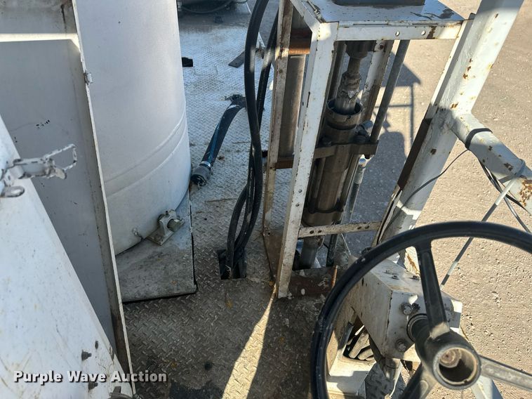 image for item DT7176 2001 GMC T8500 paint striper truck