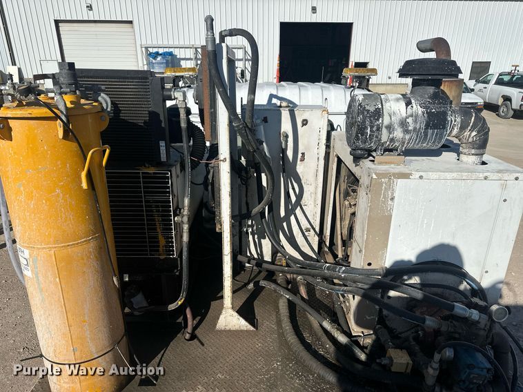 image for item DT7176 2001 GMC T8500 paint striper truck