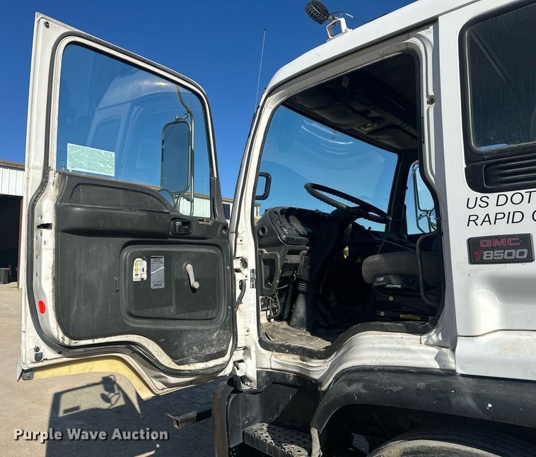 image for item DT7176 2001 GMC T8500 paint striper truck