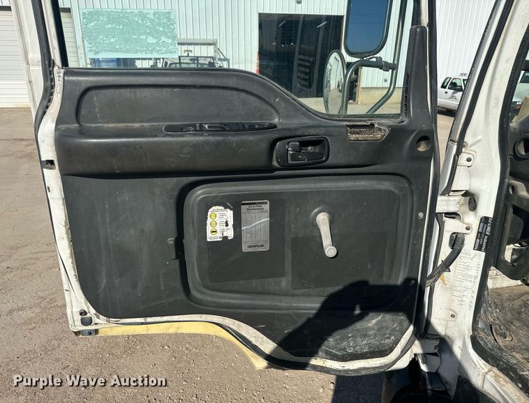 image for item DT7176 2001 GMC T8500 paint striper truck