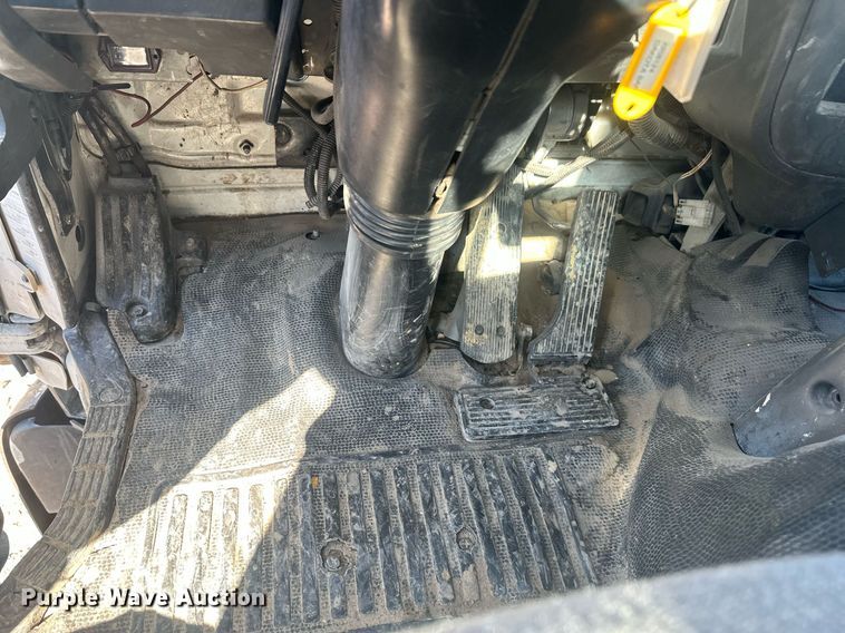 image for item DT7176 2001 GMC T8500 paint striper truck