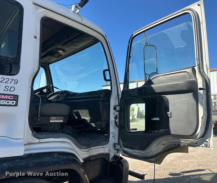 image for item DT7176 2001 GMC T8500 paint striper truck