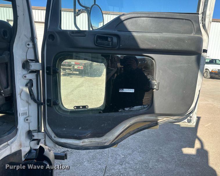 image for item DT7176 2001 GMC T8500 paint striper truck