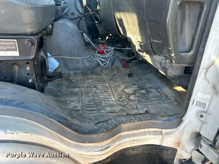 image for item DT7176 2001 GMC T8500 paint striper truck