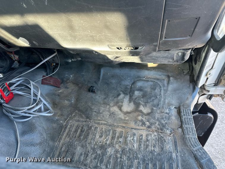 image for item DT7176 2001 GMC T8500 paint striper truck