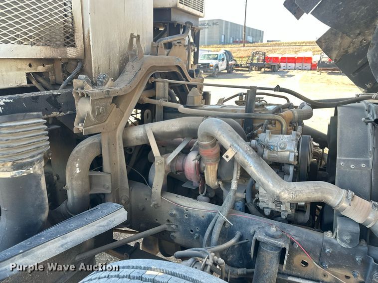 image for item DT7176 2001 GMC T8500 paint striper truck