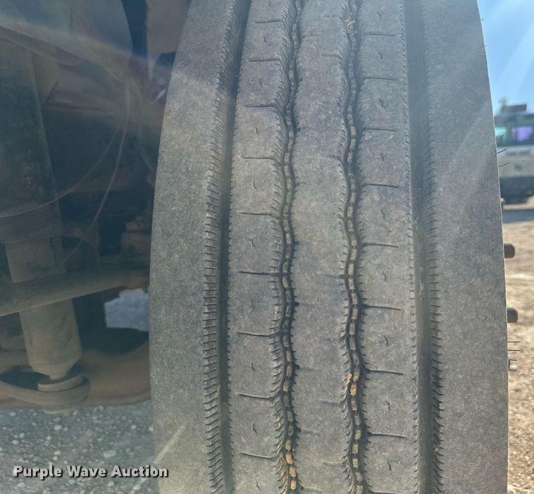 image for item DT7176 2001 GMC T8500 paint striper truck