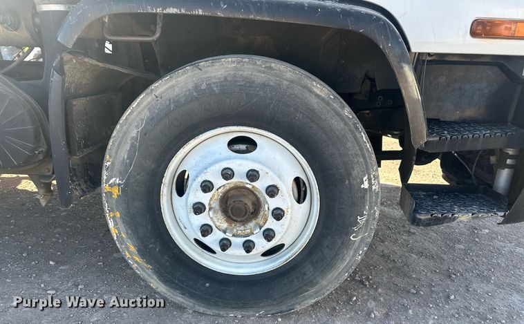 image for item DT7176 2001 GMC T8500 paint striper truck