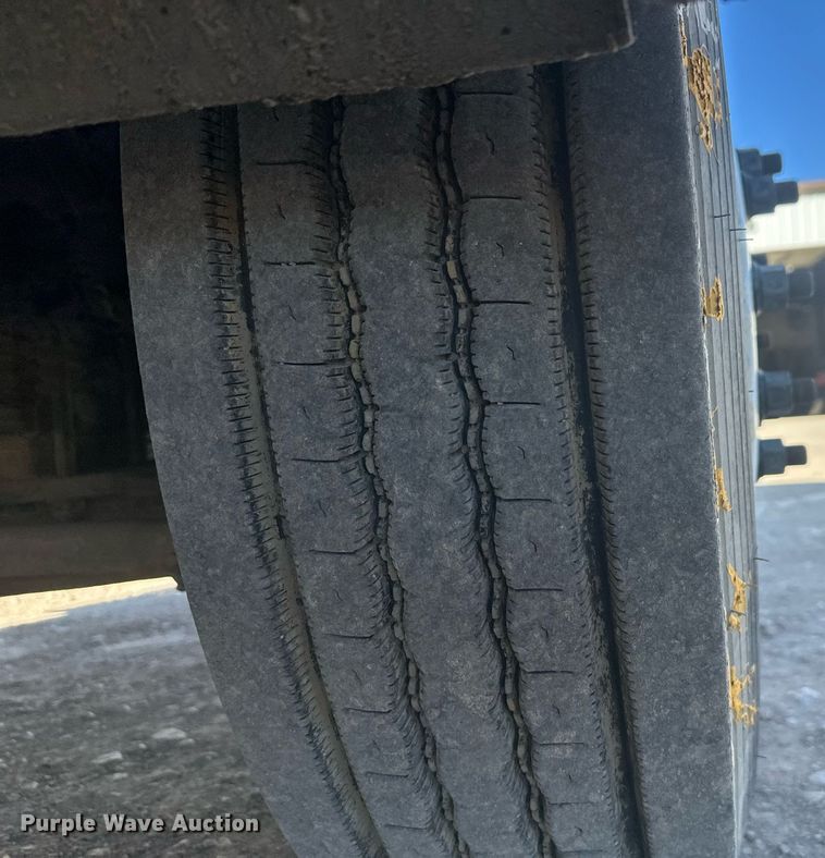 image for item DT7176 2001 GMC T8500 paint striper truck