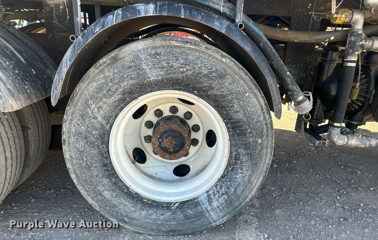 image for item DT7176 2001 GMC T8500 paint striper truck