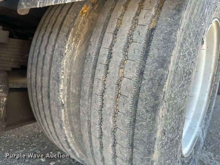 image for item DT7176 2001 GMC T8500 paint striper truck