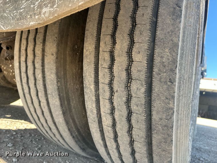 image for item DT7176 2001 GMC T8500 paint striper truck