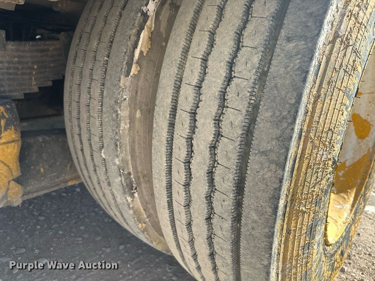 image for item DT7176 2001 GMC T8500 paint striper truck