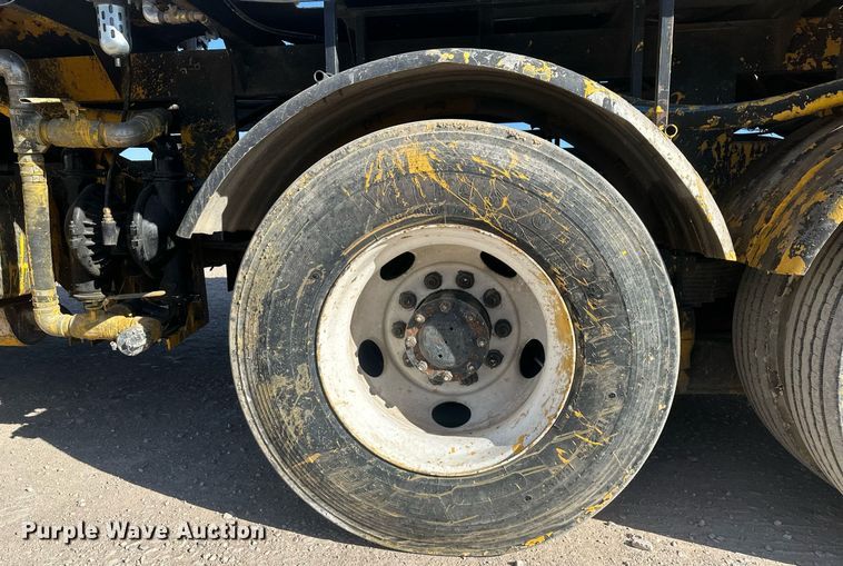 image for item DT7176 2001 GMC T8500 paint striper truck