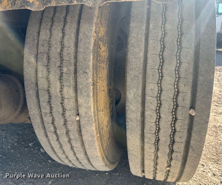 image for item DT7176 2001 GMC T8500 paint striper truck