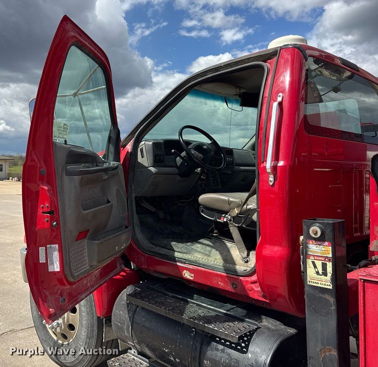 image for item DU3449 2008 Ford F750 Super Duty XLT utility / service truck