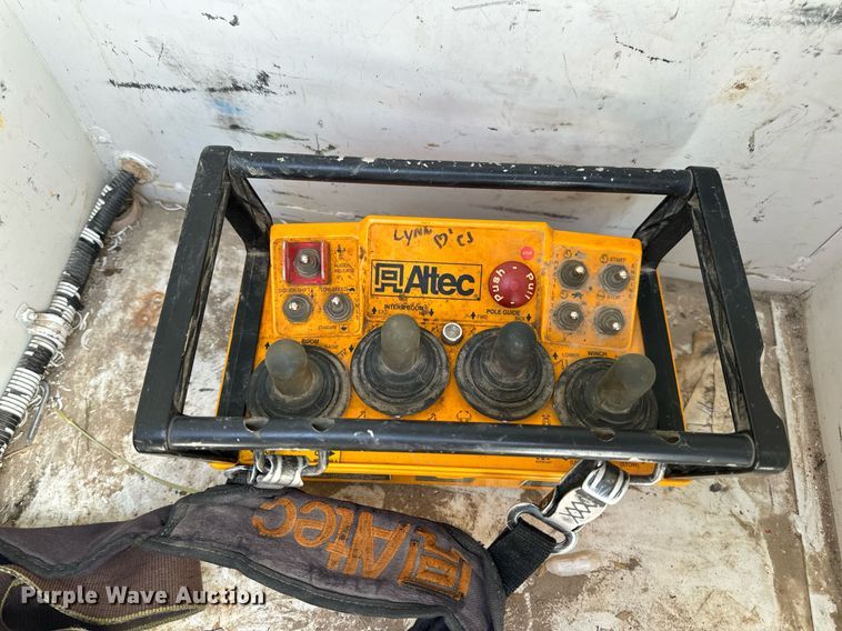 image for item DV1926 2012 Kenworth digger derrick truck