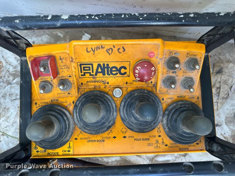 image for item DV1926 2012 Kenworth digger derrick truck