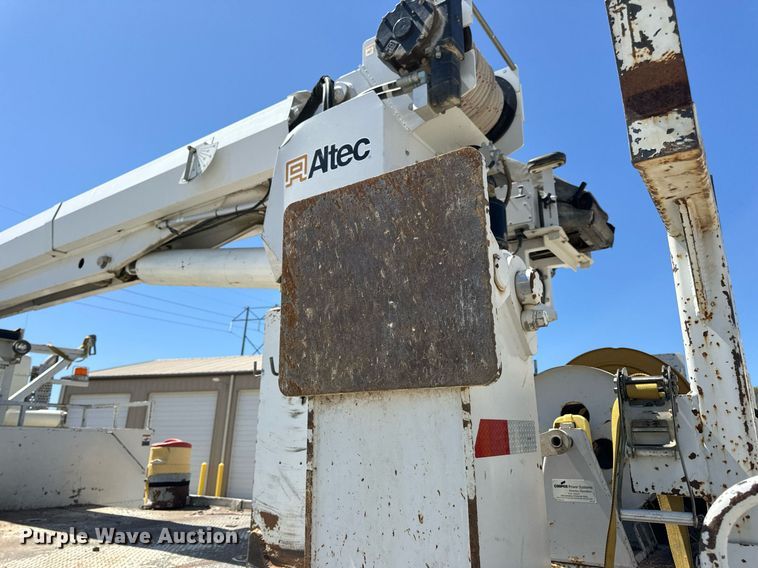 image for item DV1926 2012 Kenworth digger derrick truck